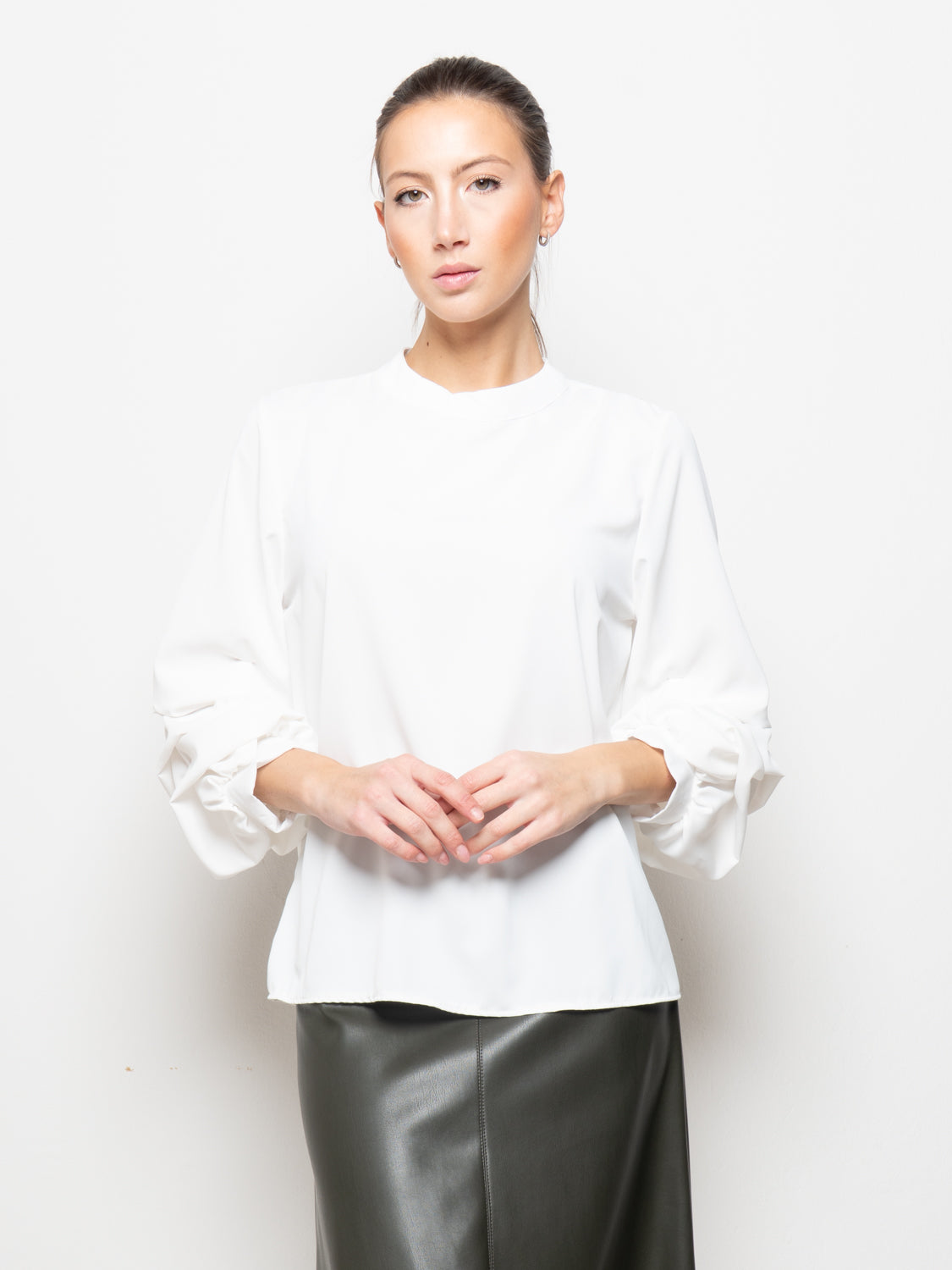 Blusa con maniche arricciate