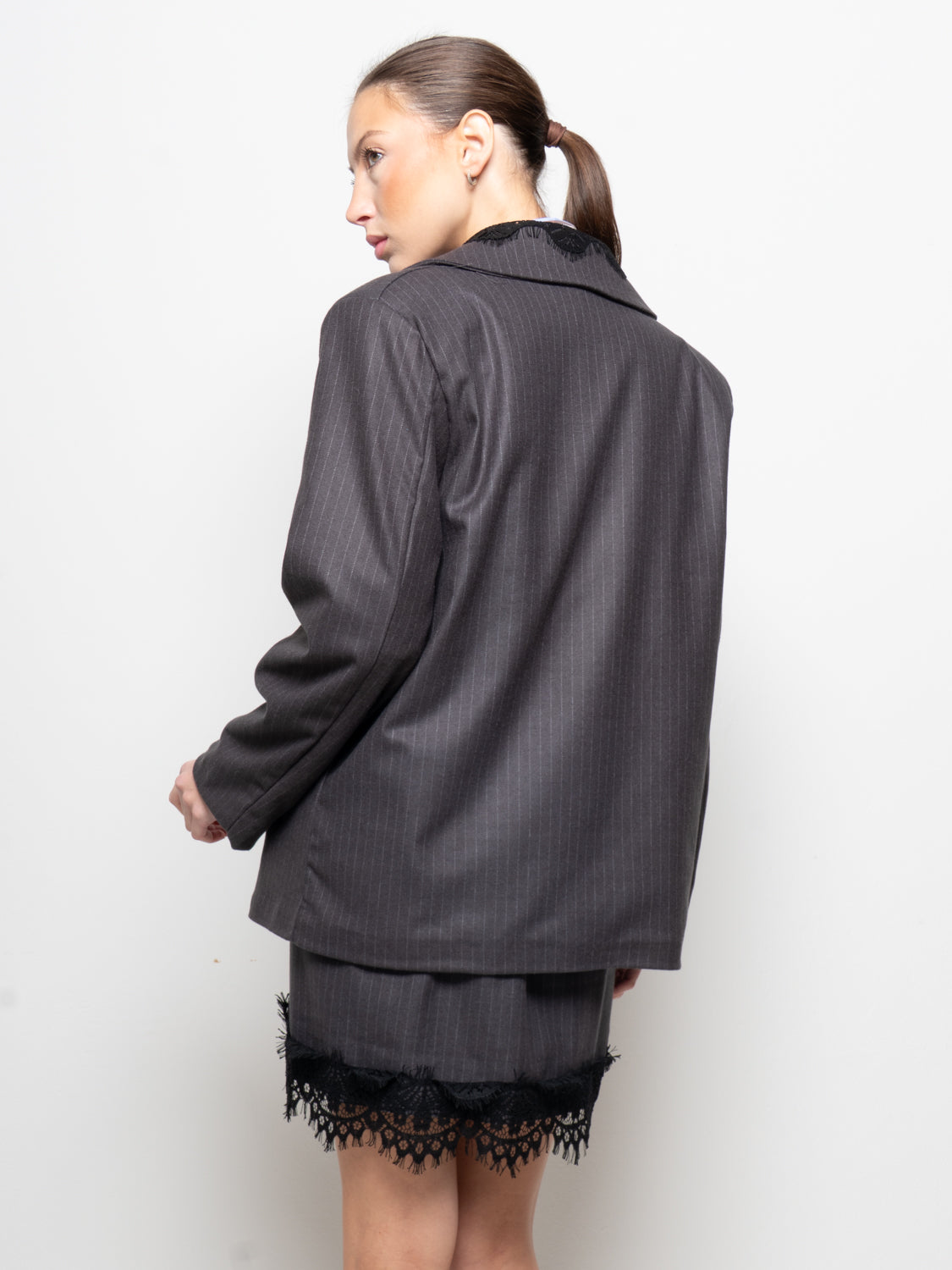 Giacca gessata con pizzo a contrasto