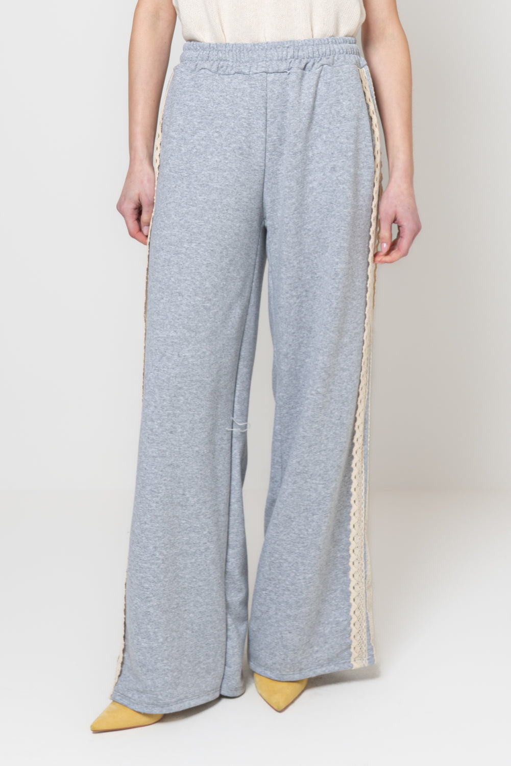 Pantaloni in felpa con banda in pizzo