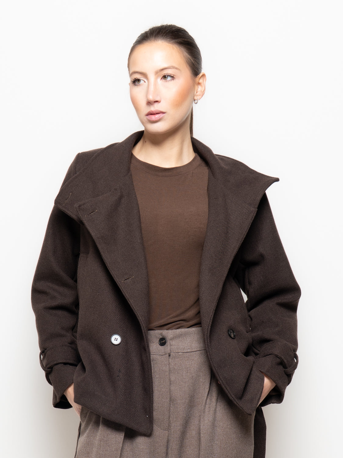 Cappotto corto con collo alto e cintura