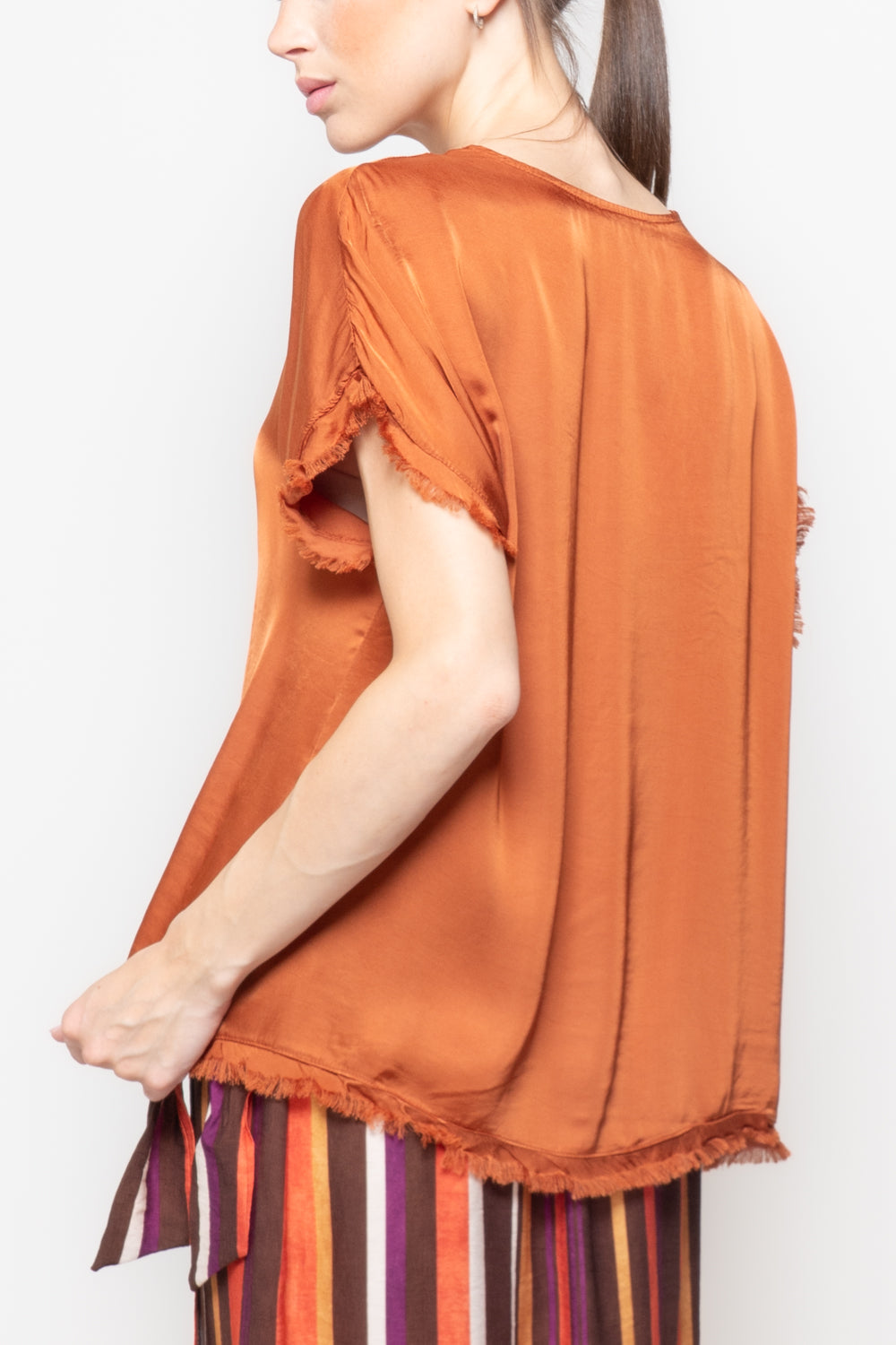 Top in satin scollo a V