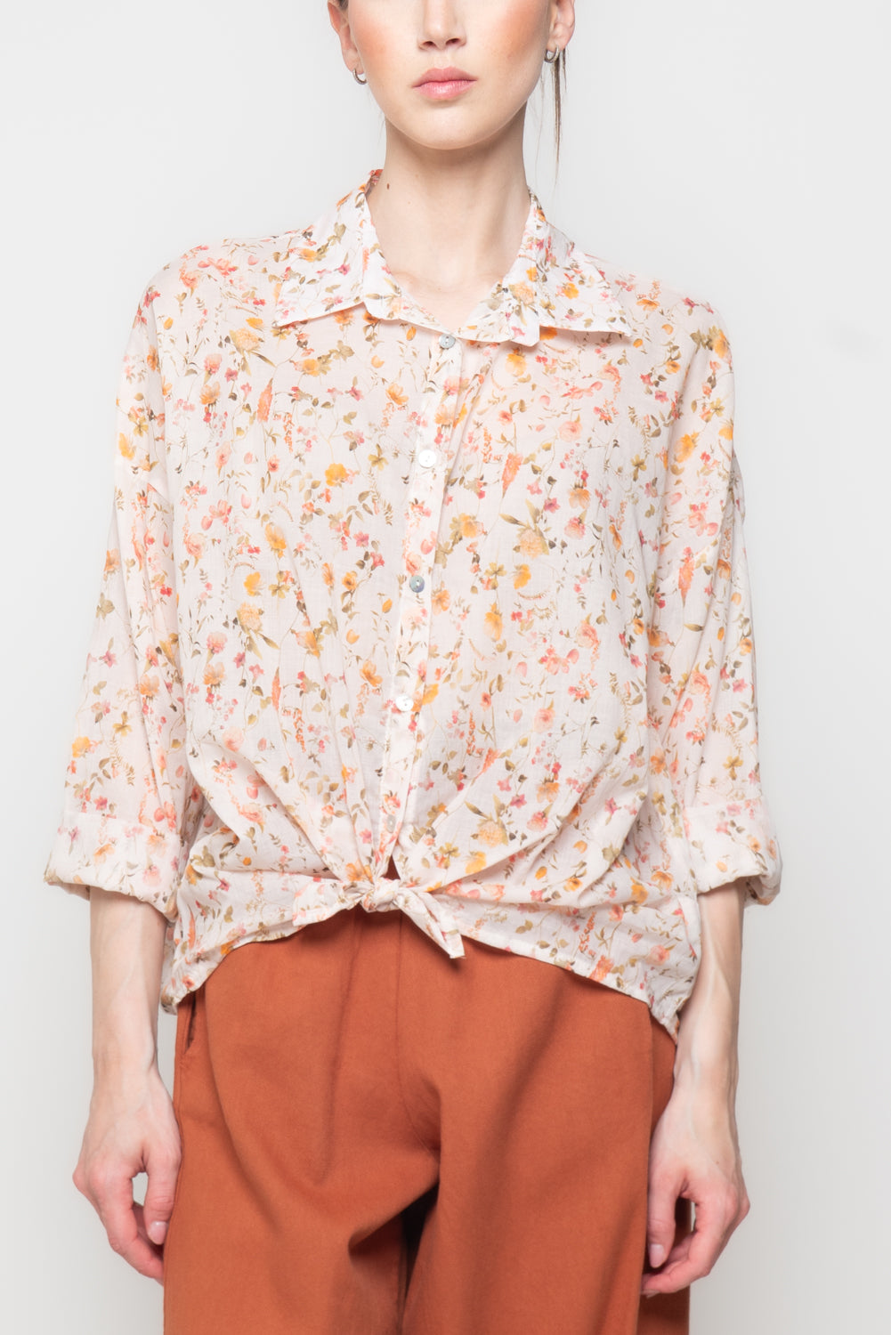 Camicia Floreale con Dettaglio Incrocio