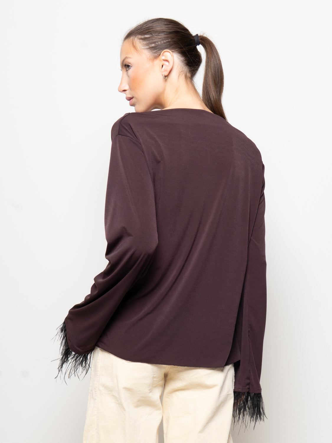 T-shirt con piume