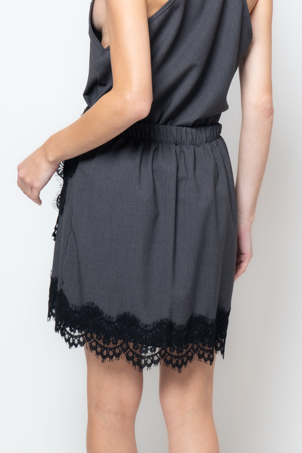 Gonna corta con pizzo