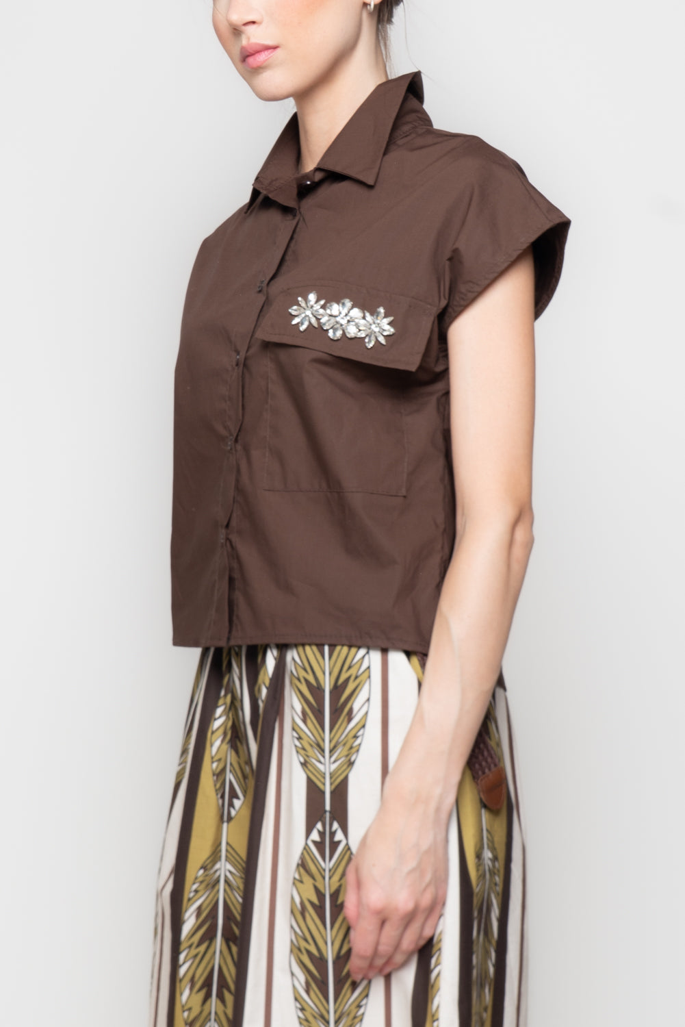 Camicia Smanicata con Dettaglio Gioello