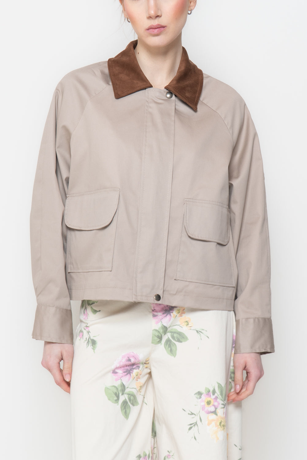 Giacca Crop Strutturata con Colletto a Contrasto