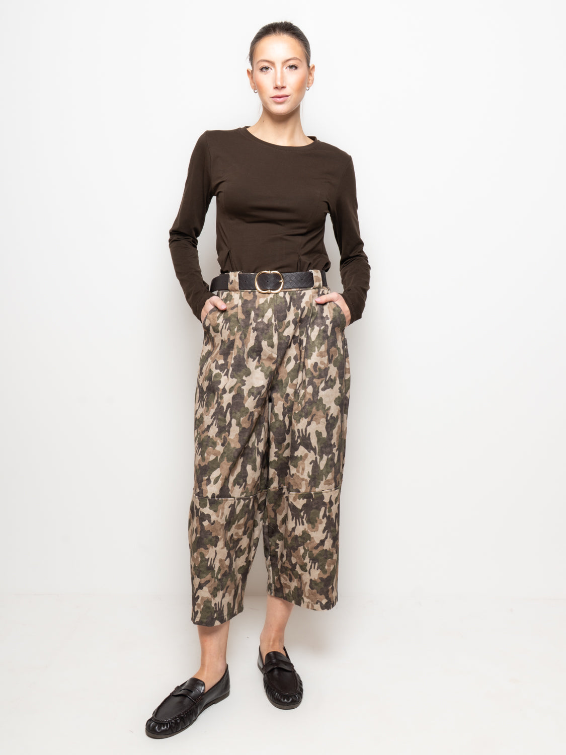 Pantalone culotte camouflage con cintura