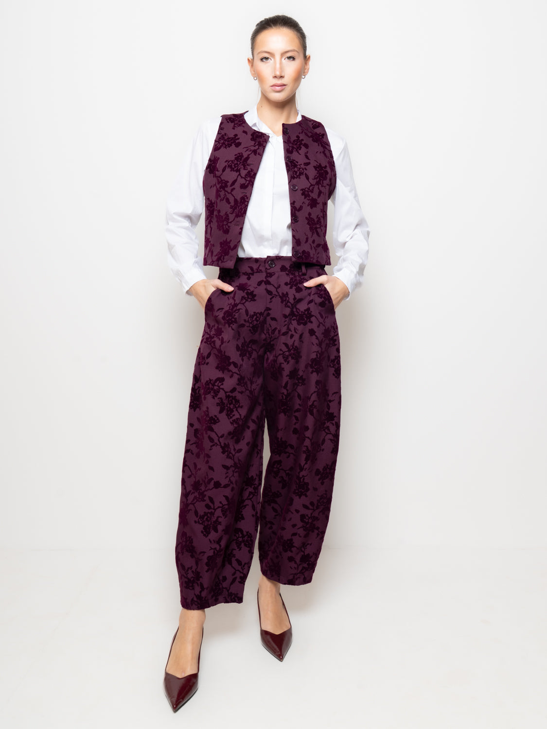 Gilet corto a fiori con bottoni