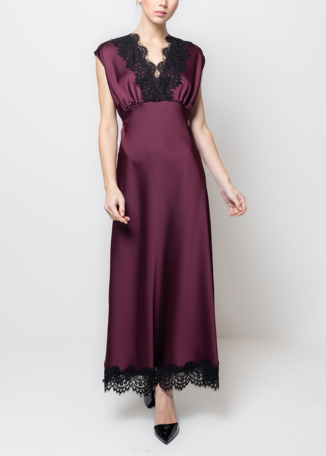 Abito in satin con scollo a v