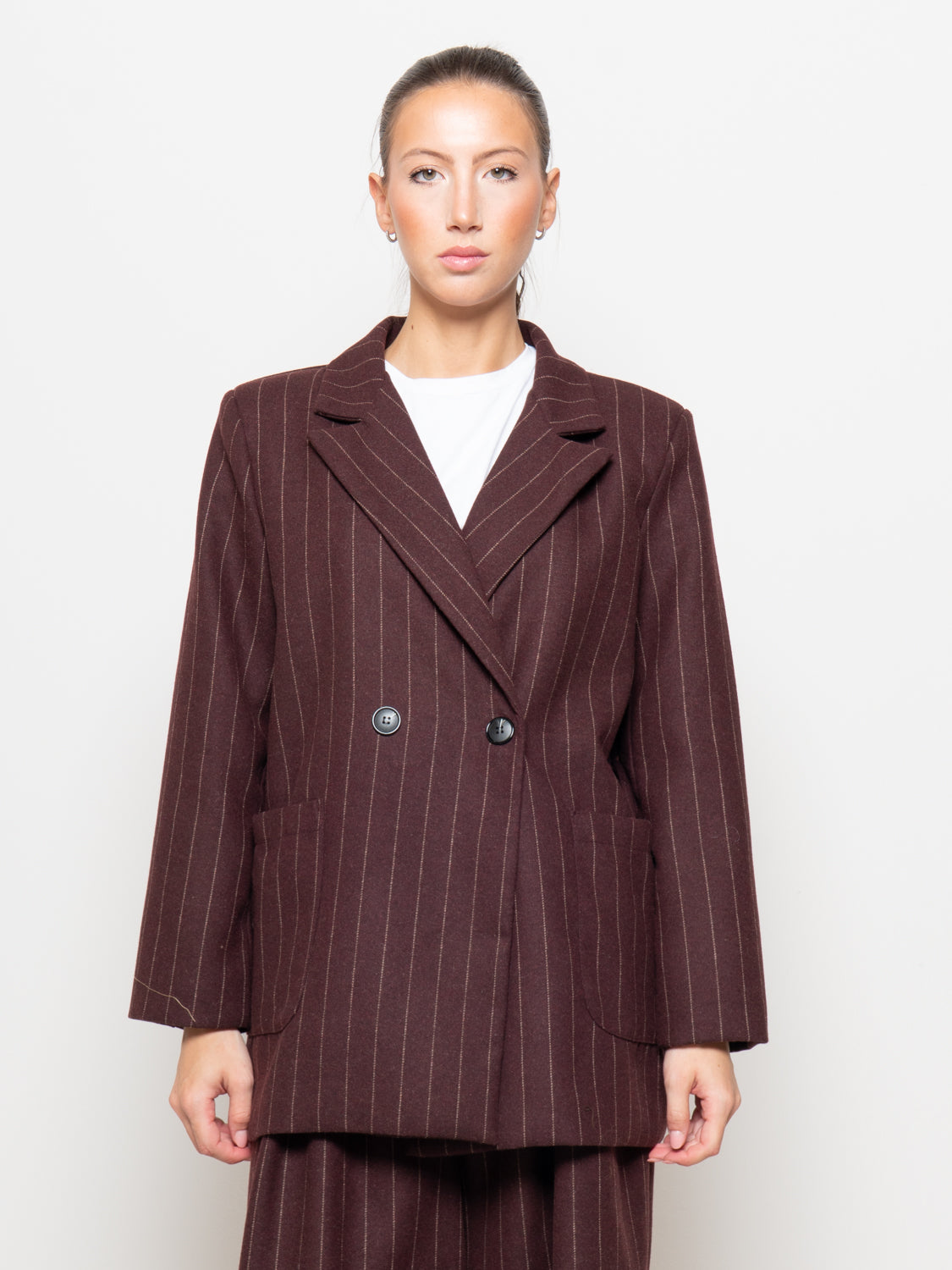 Blazer gessato con cintura in ecopelle