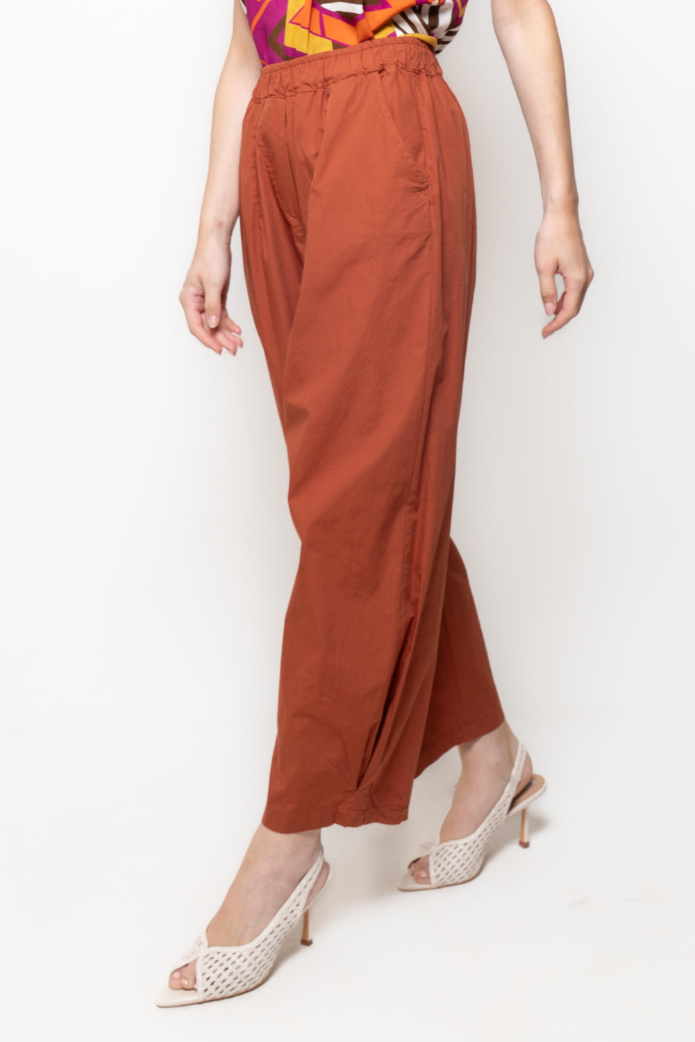 Pantalone barrel con maxi tasca