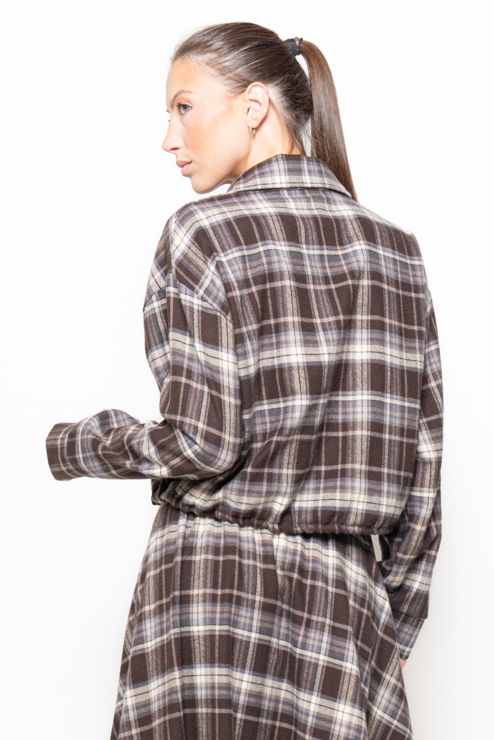 Camicia a quadri con spilla e fondo arricciato