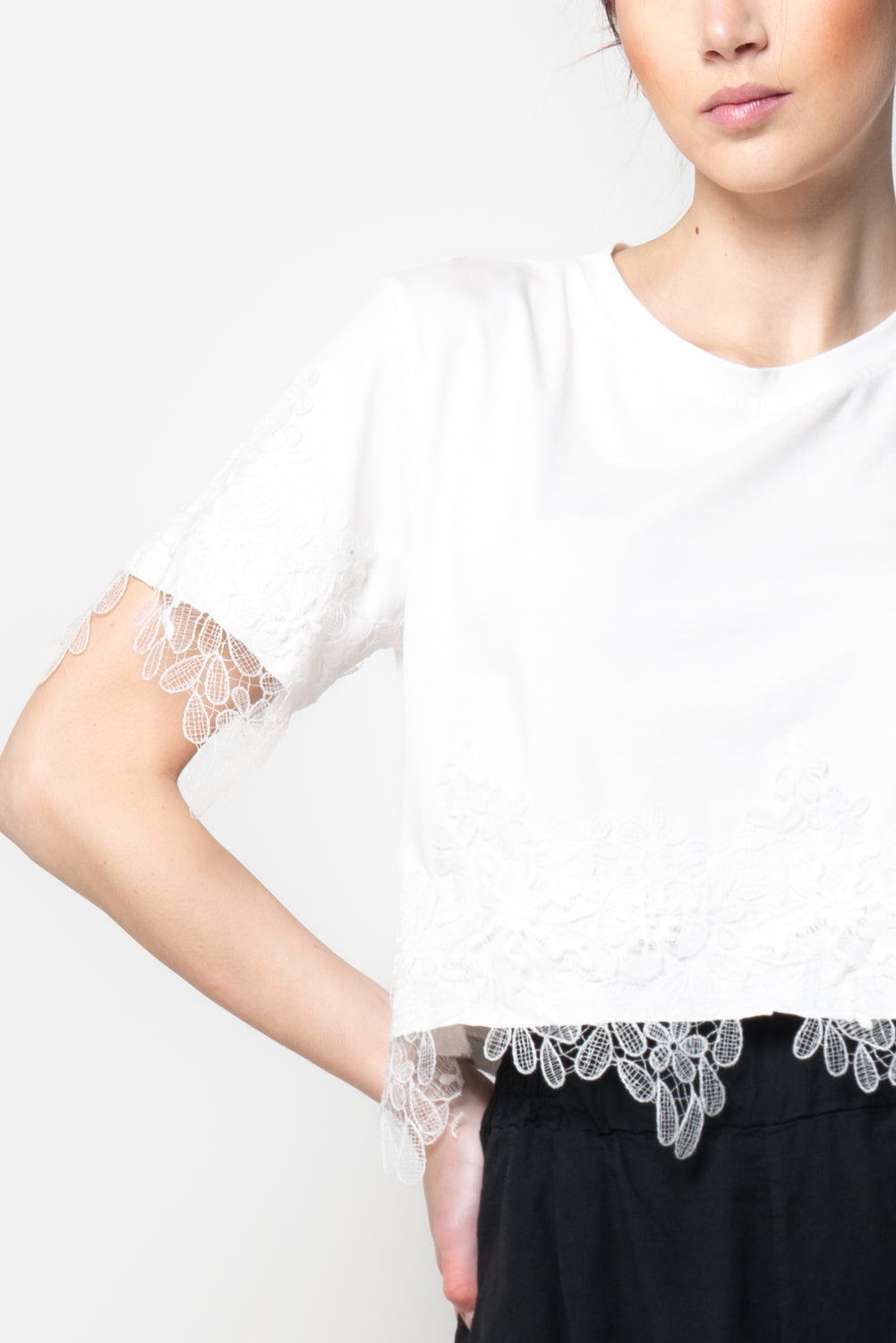 T-shirt Crop con Pizzo