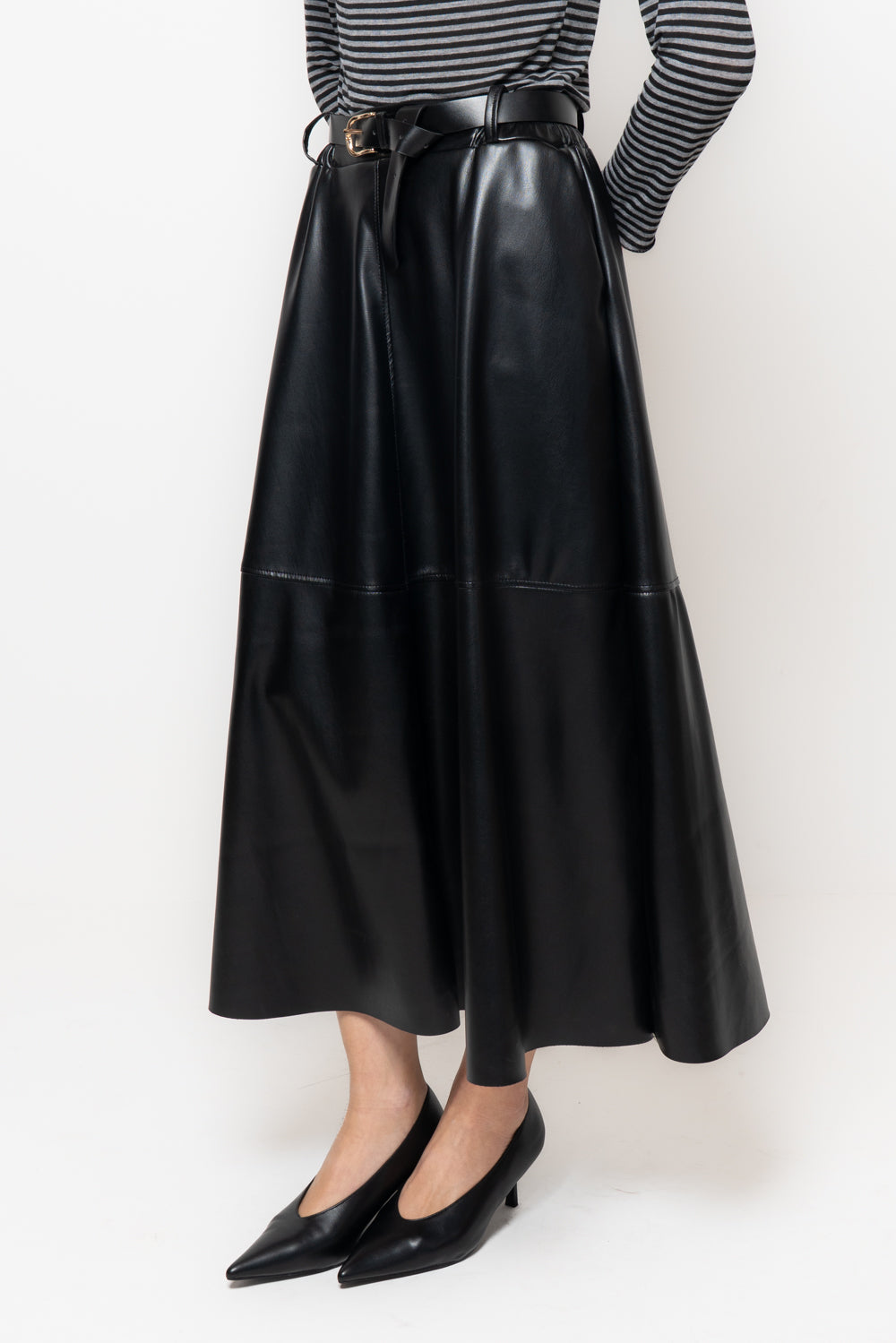 Gonna in ecopelle con cuciti frontali