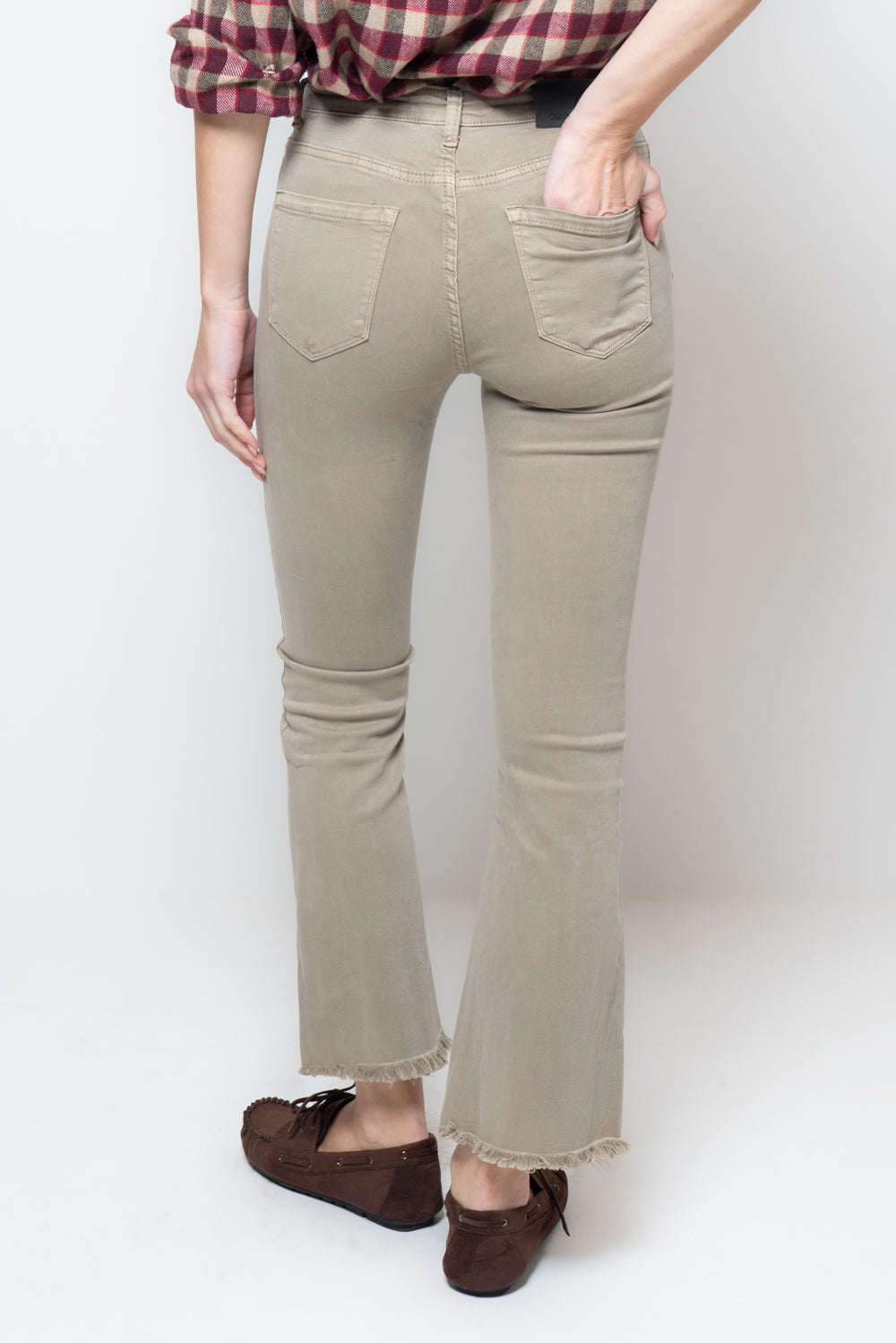 Pantalone flair crop sfrangiato