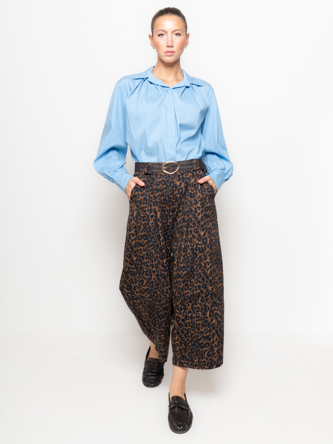 Pantaloni barrel maculati con cintura intrecciata