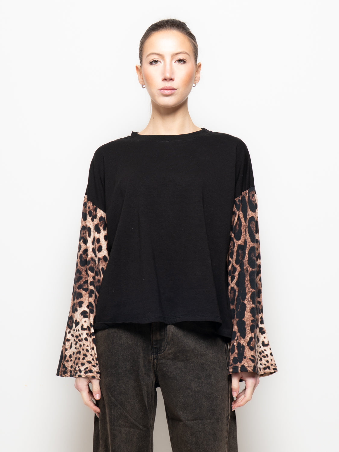T shirt manica svasata in fantasia leopardata