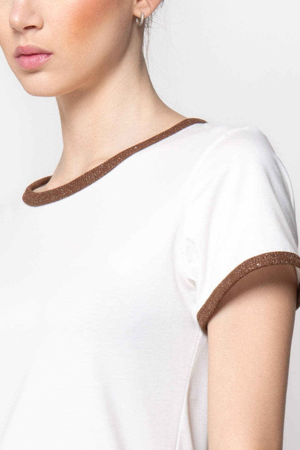 T-shirt con Profili a Contrasto