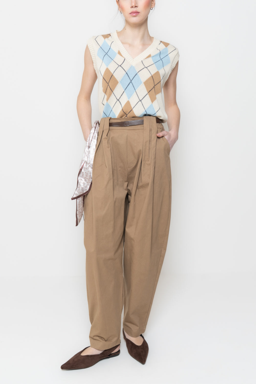 Pantaloni a Carota con Cintura e Foulard