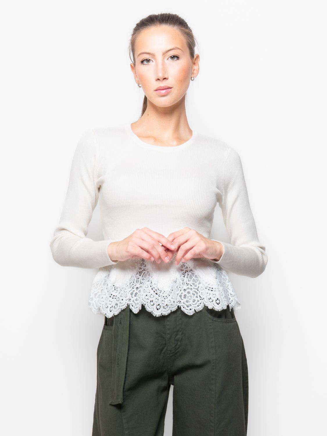 Maglia a costine con balza in pizzo