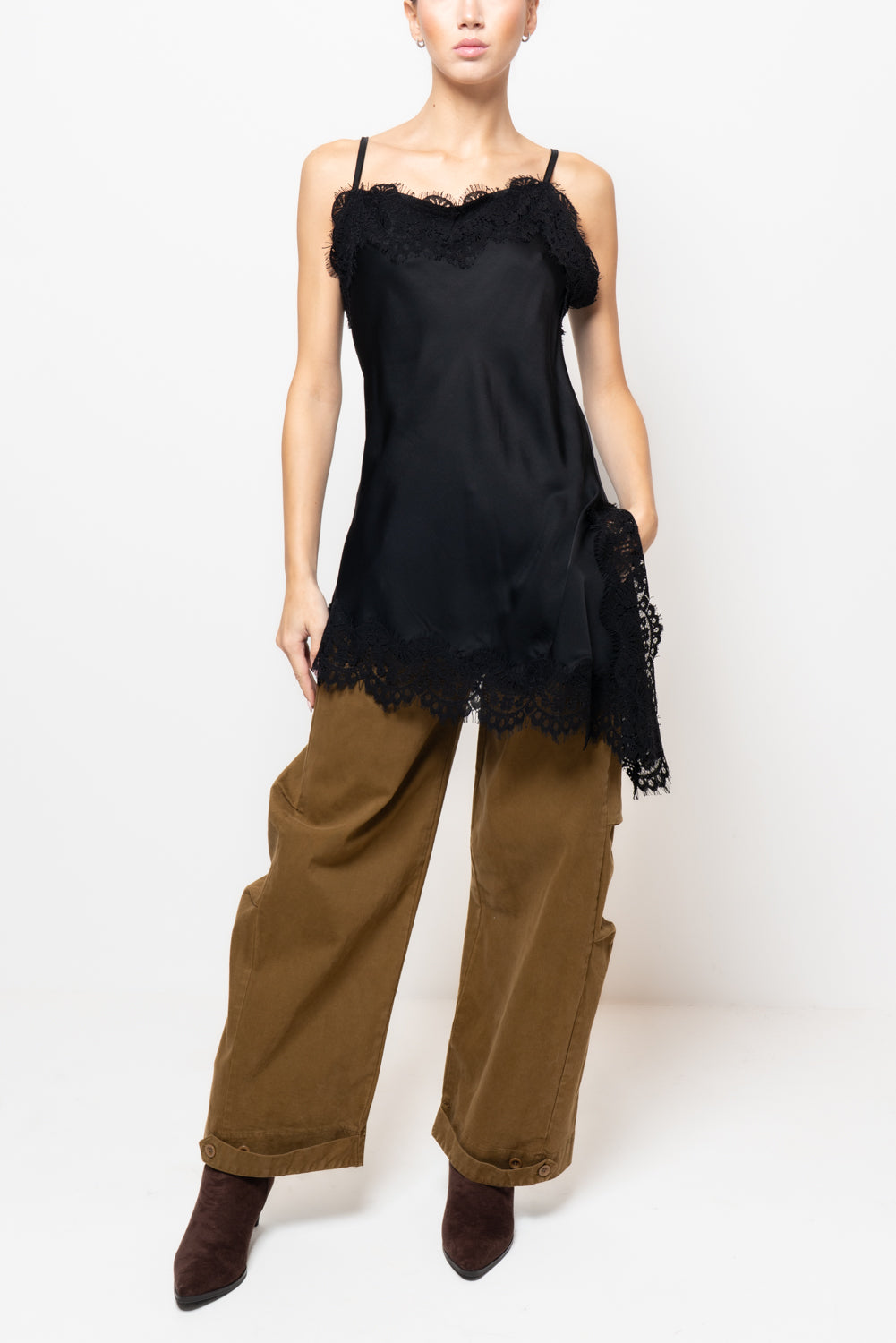 Top asimmetrico in raso con pizzo