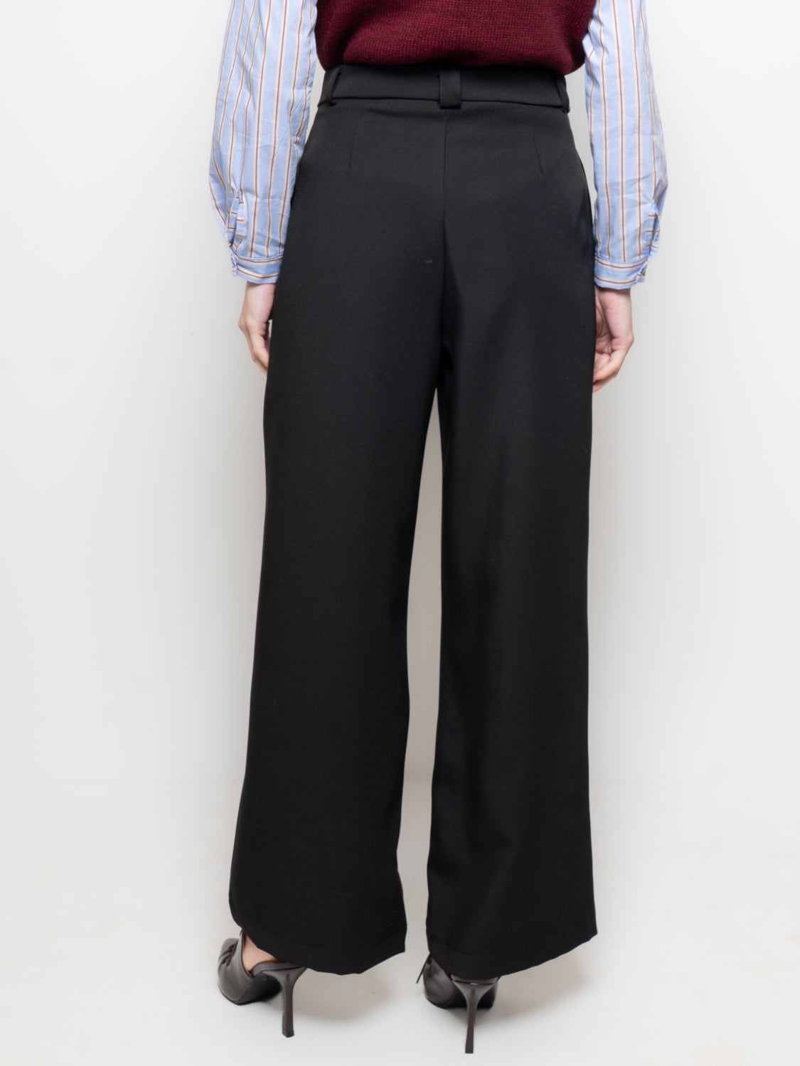 Pantalone con pences e cucitura frontale