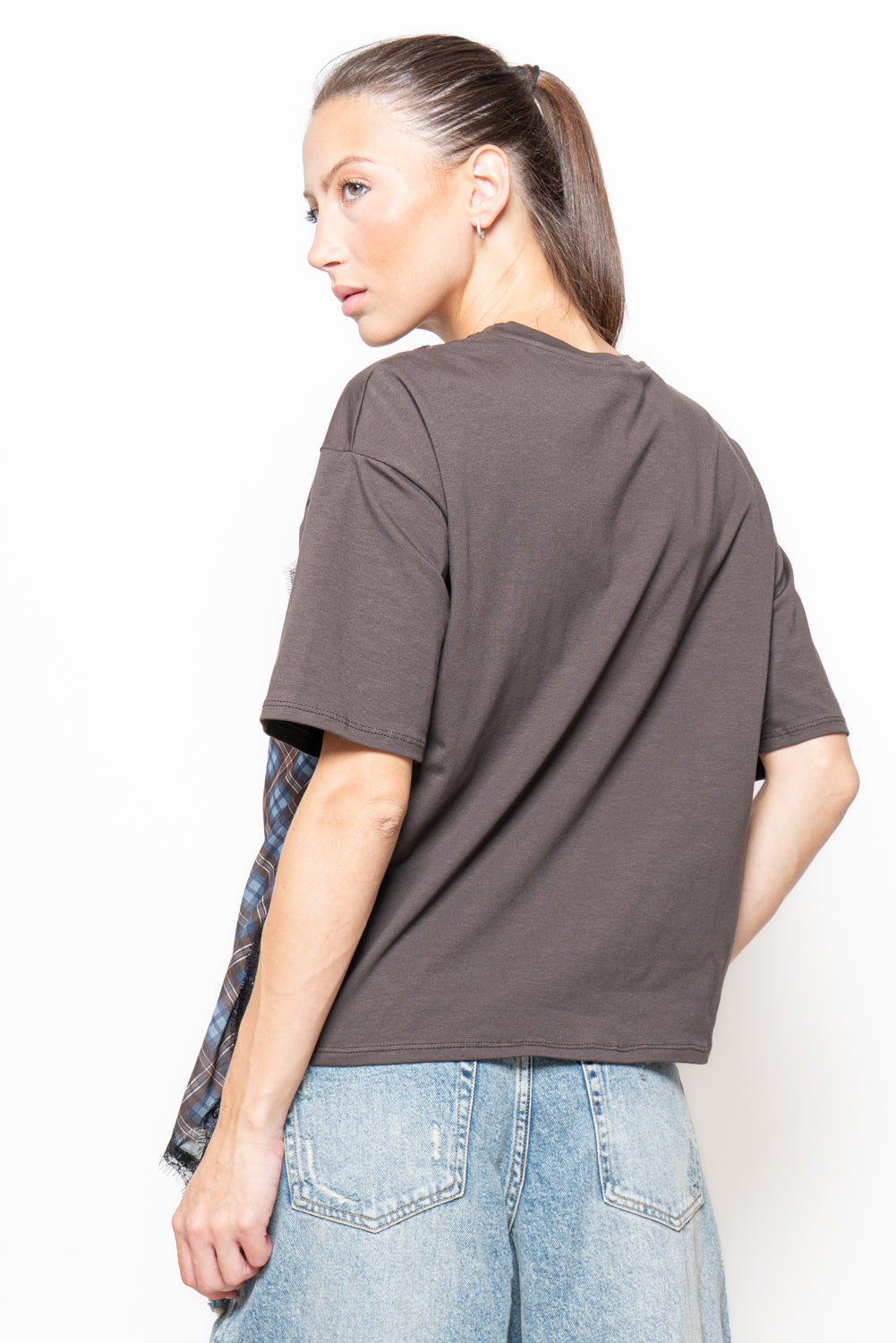 T-shirt con top a quadri sovrapposto