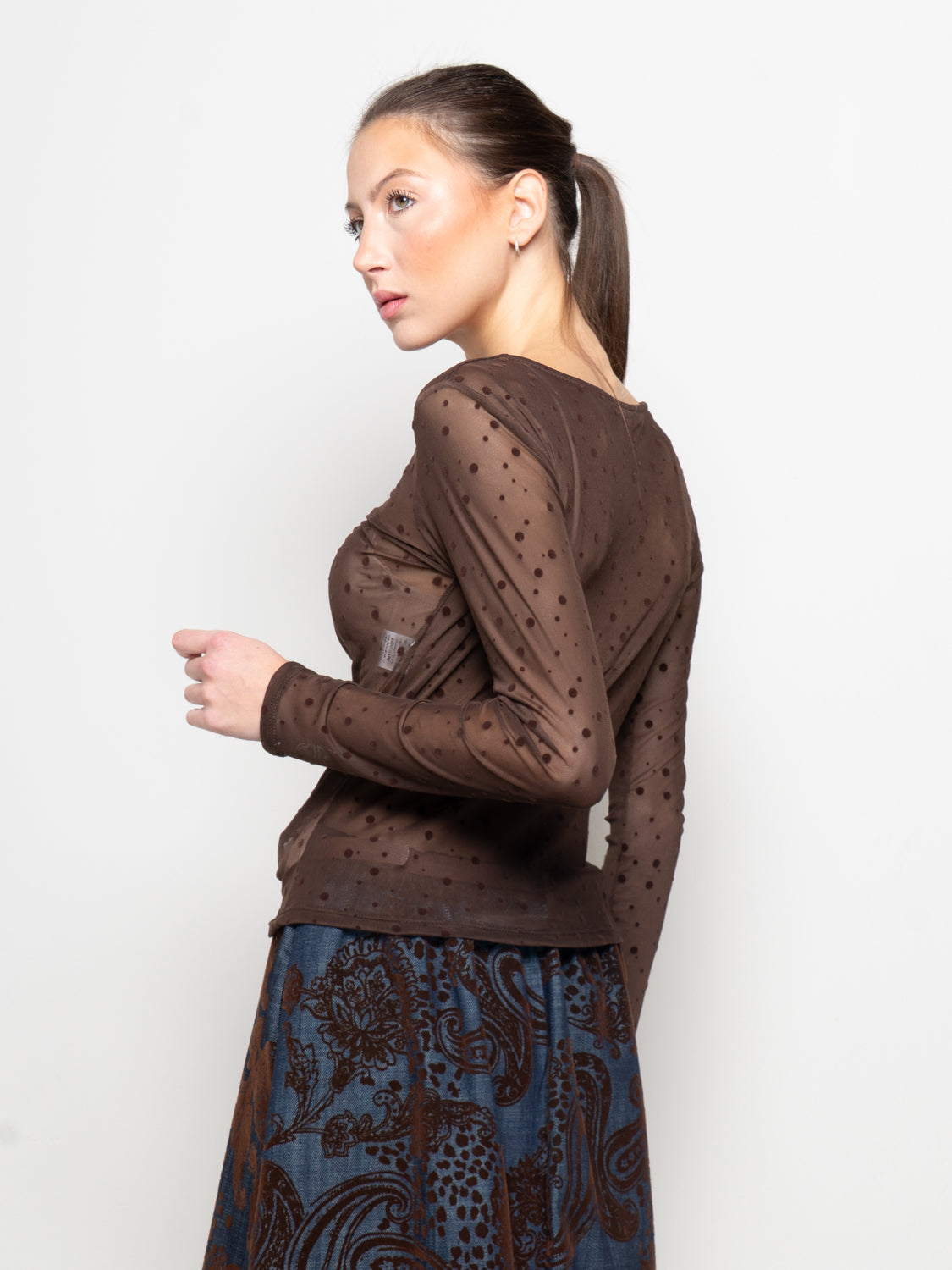 Top in tulle a pois con arricciatura