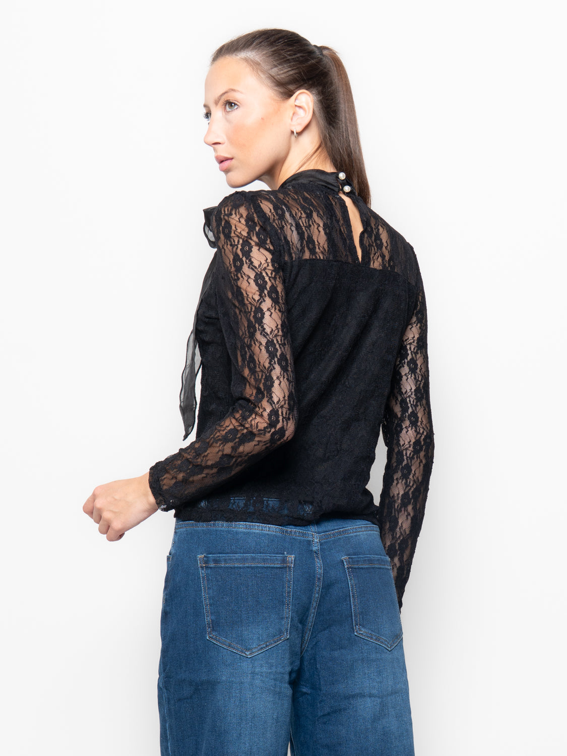Blusa in pizzo con fiocco collo alto