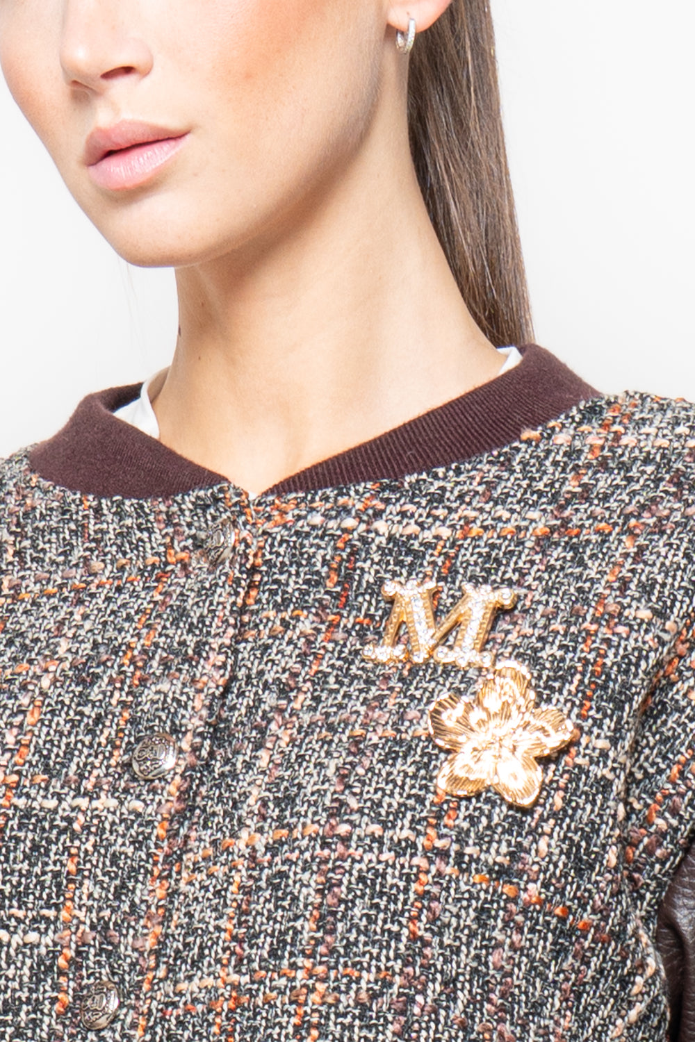 Giacca in tweed con maniche in ecopelle e spille