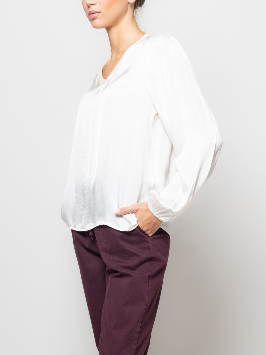 Blusa in satin con scollo a V