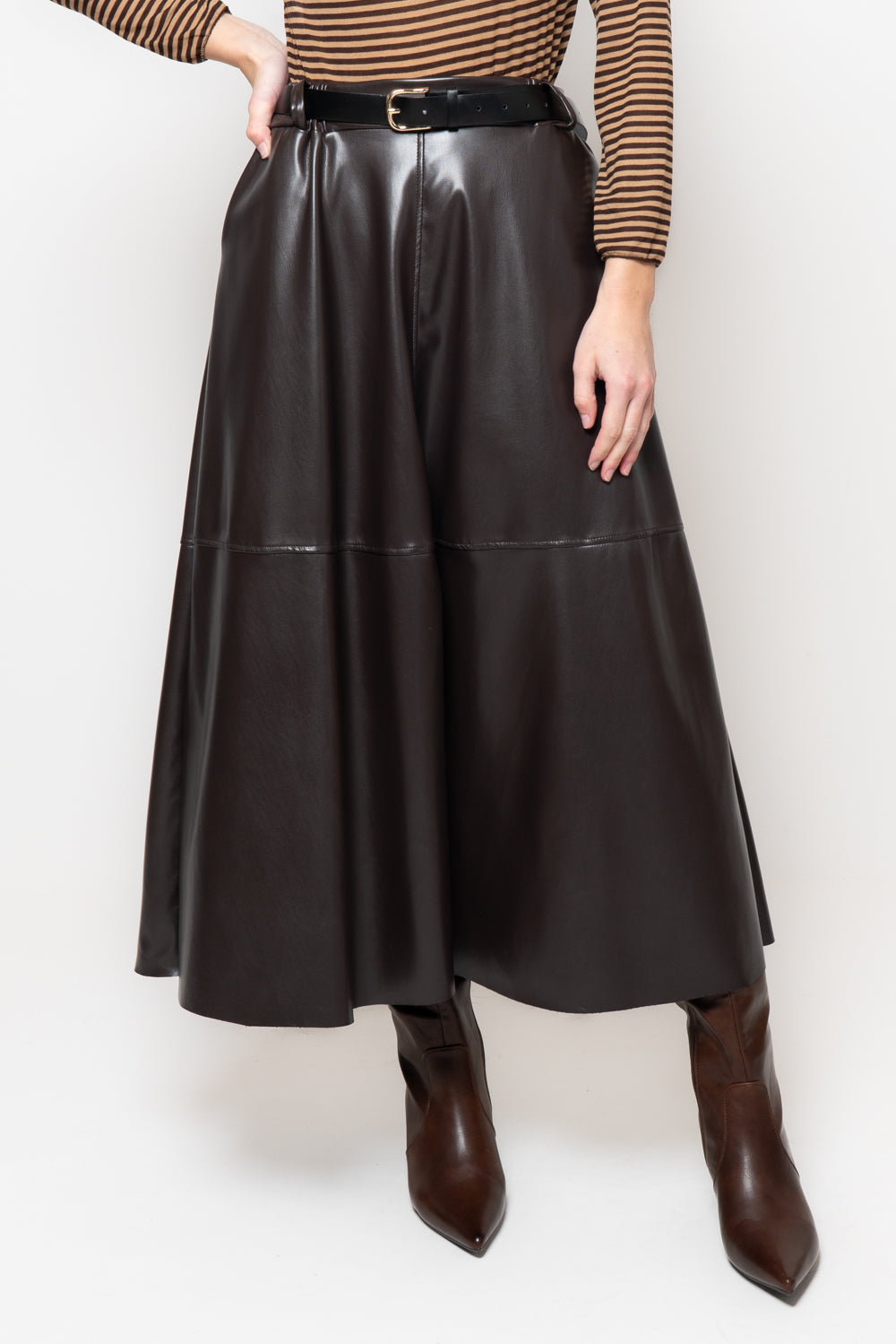 Gonna in ecopelle con cuciti frontali