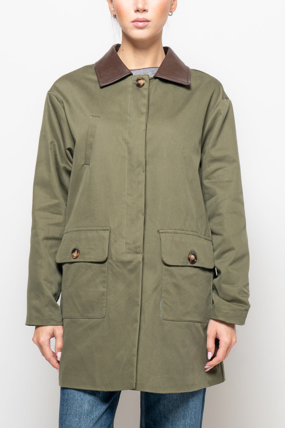 Cappotto con colletto in ecopelle