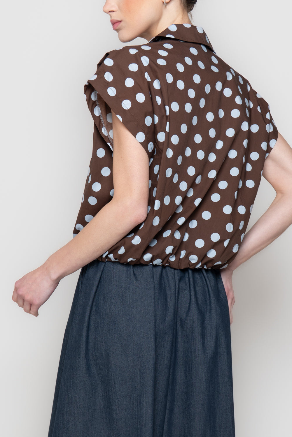 Camicia Smanicata a Pois con Fondo Elasticizzato
