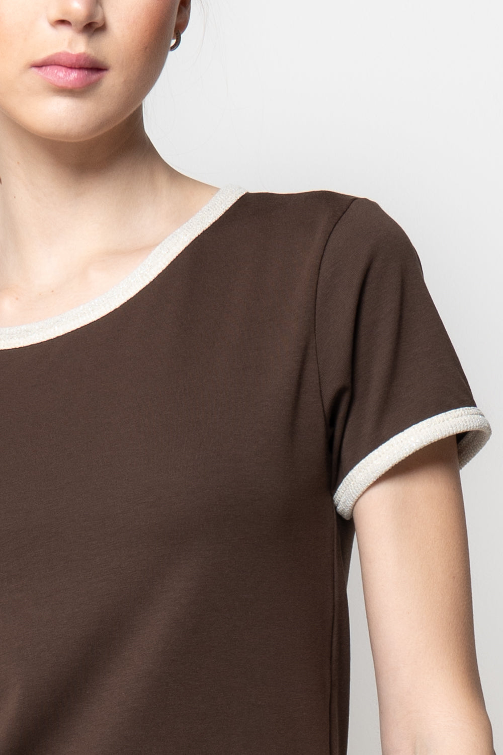 T-shirt con Profili a Contrasto