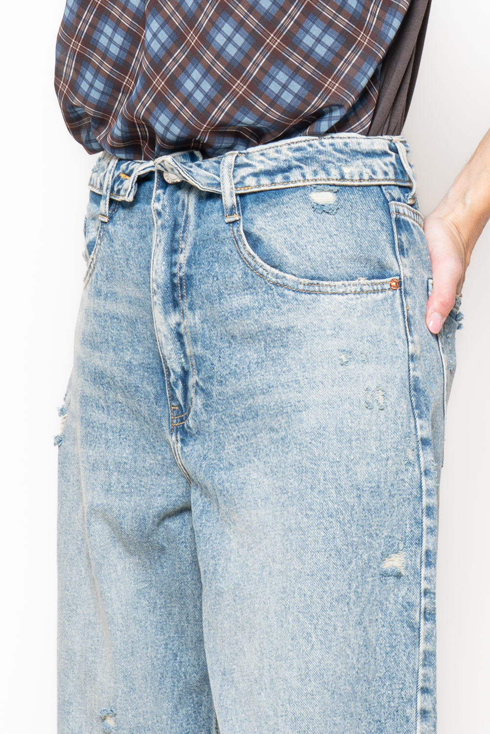 Jeans wideleg destroyed vita alta con risvolto