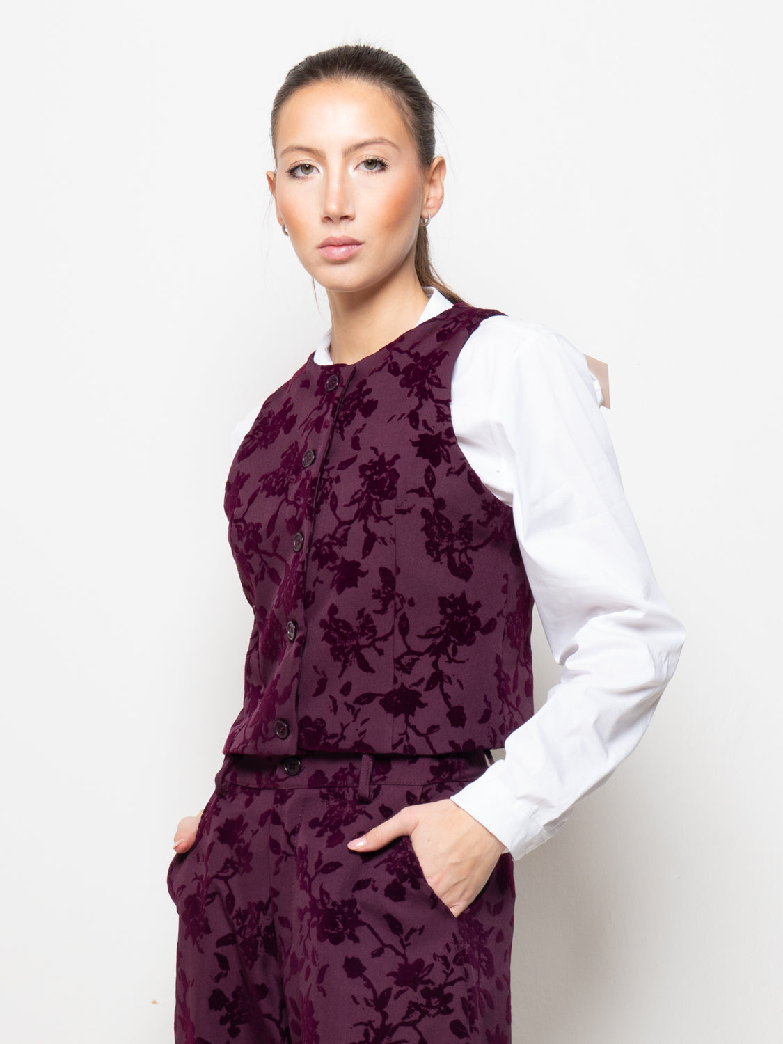 Gilet corto a fiori con bottoni