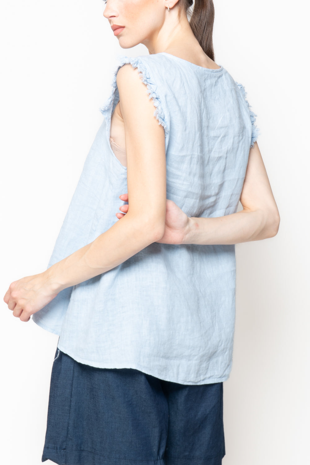 Top in lino con bugia