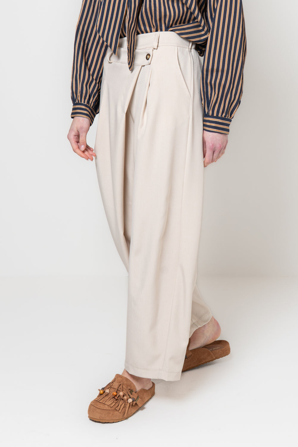 Pantalone baggy con bottone storto