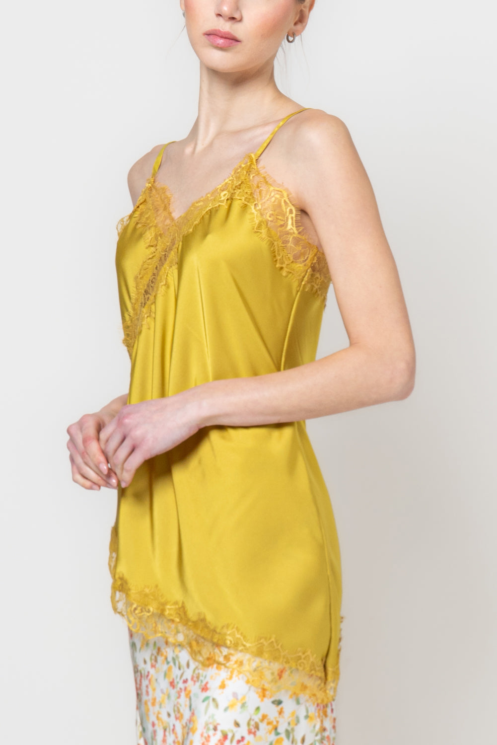 Top satin con profili in pizzo