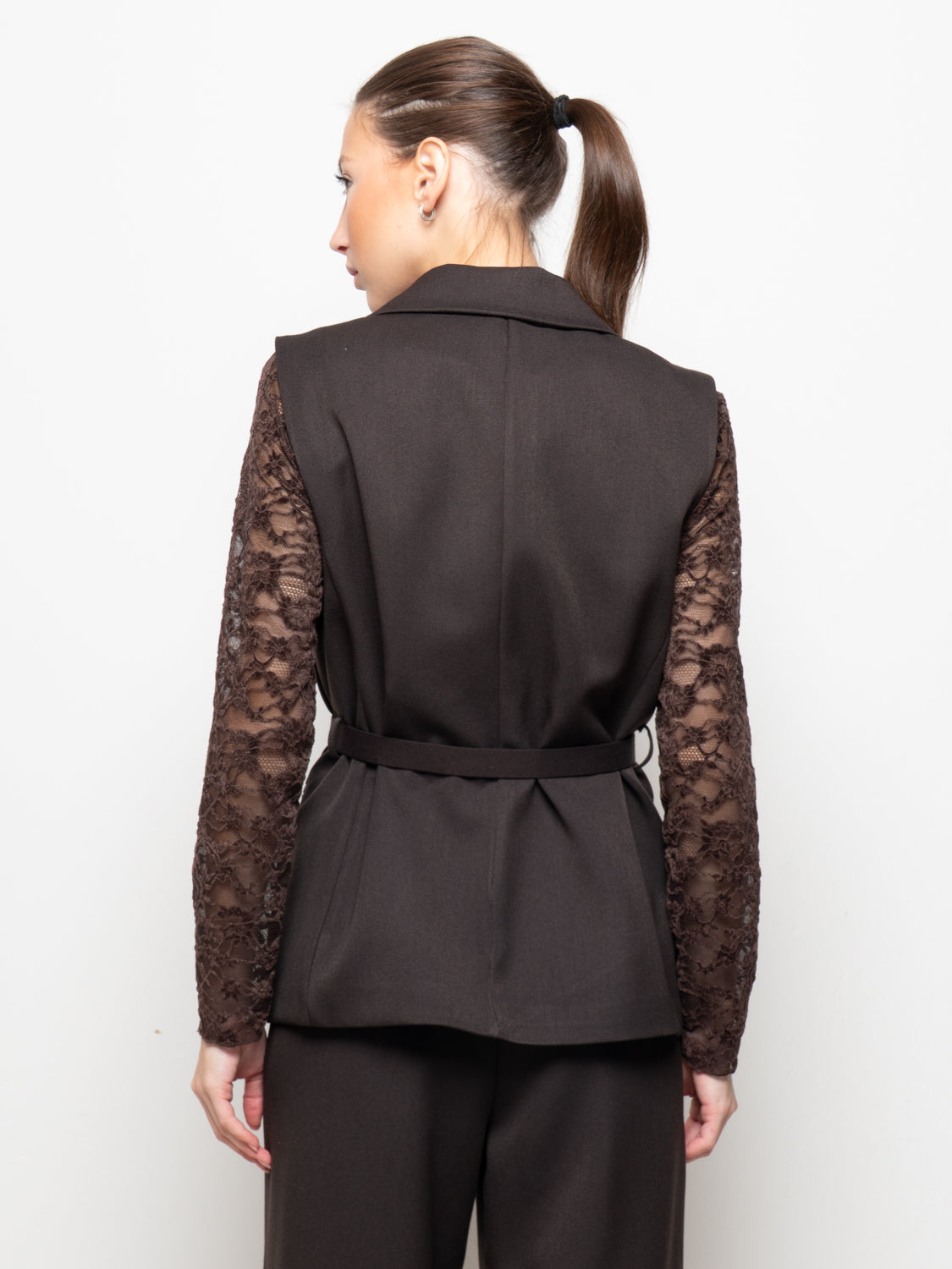 Gilet blazer smanicato con cintura