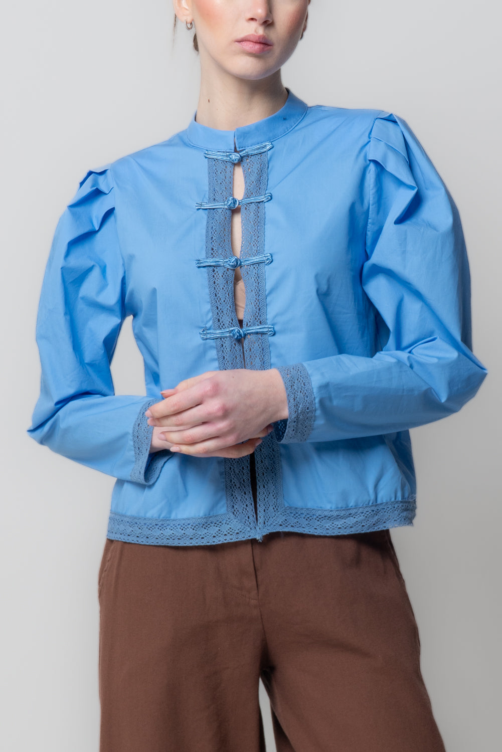 Camicia con Inserti in Pizzo e Chiusura a Nodi
