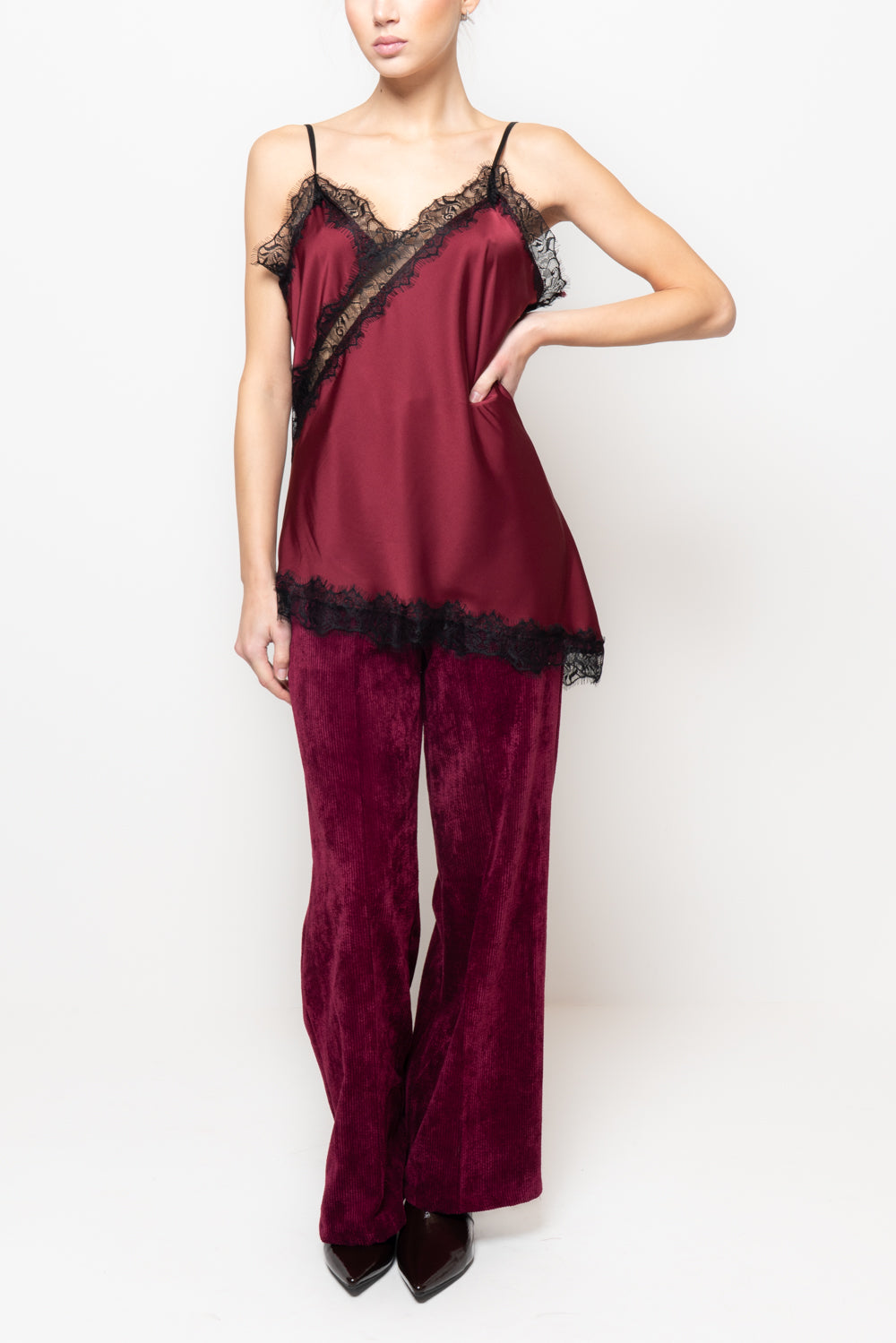 Abito satin con profili in pizzo