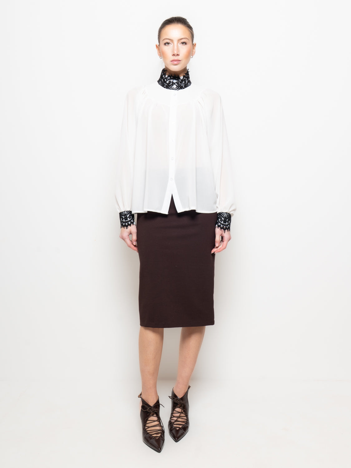 Camicia con pizzo a contrasto