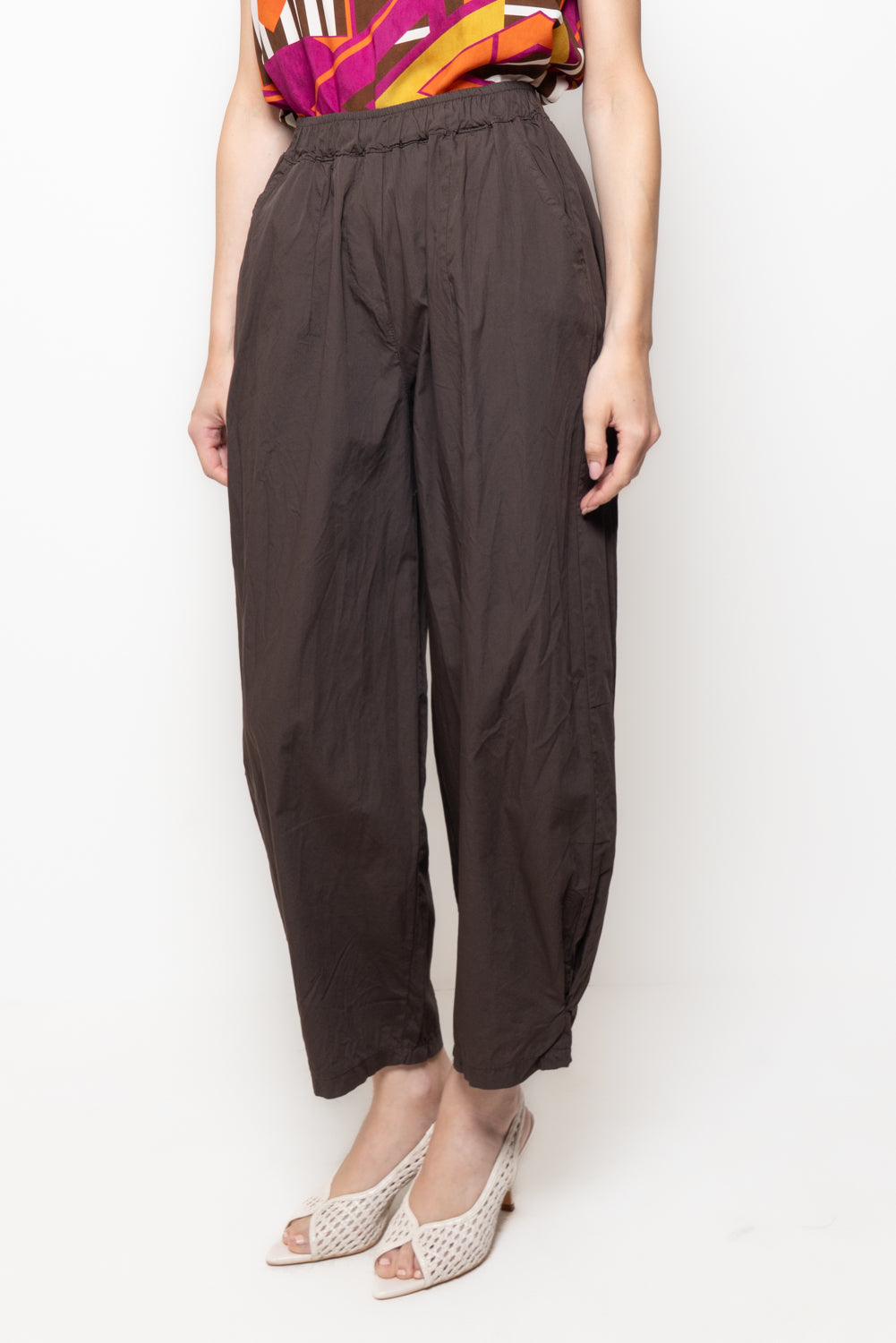 Pantalone barrel con maxi tasca