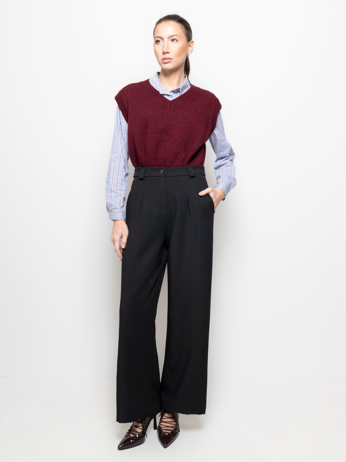 Pantalone con pences e cucitura frontale