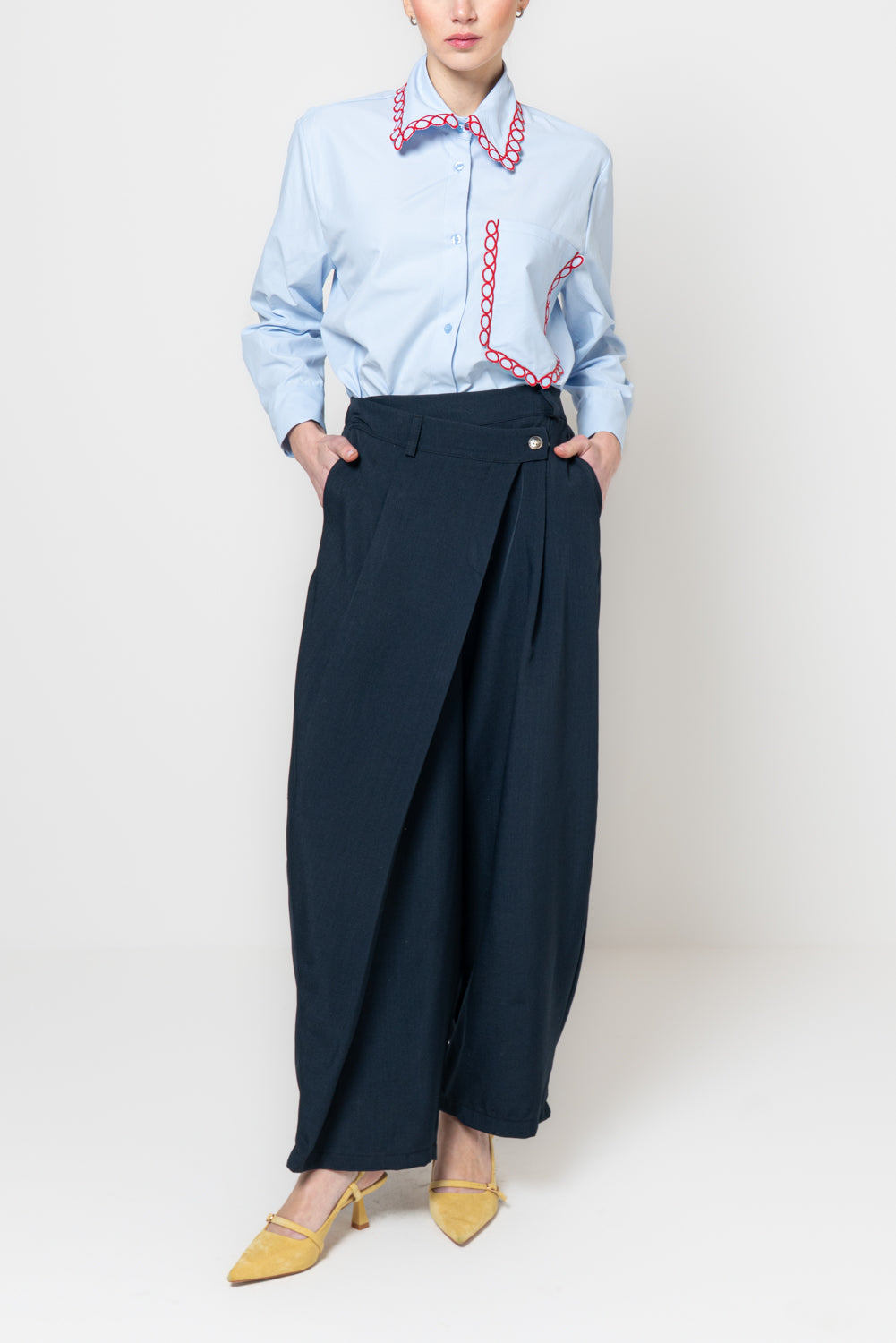 Pantalone baggy con bottone storto