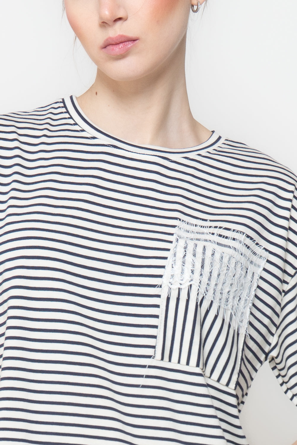 T-shirt a Righe con Dettagli in Pizzo