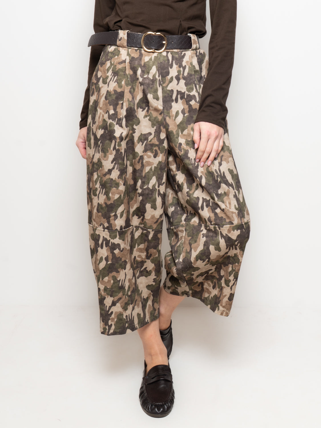 Pantalone culotte camouflage con cintura