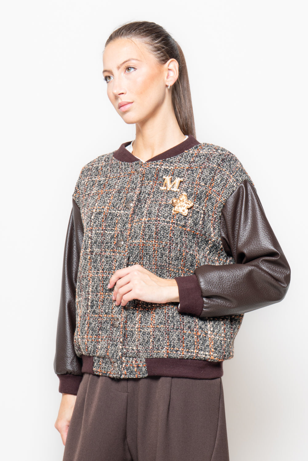 Giacca in tweed con maniche in ecopelle e spille